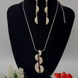 Set de bijuterii delicat și feminin, compus din colier și cercei lungi asortați, cu un design modern și elegant - bijuterii - coliere - coliere cu pandative - Artynos.ro