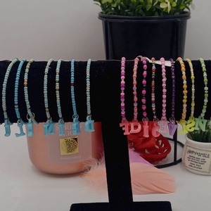 Brățari handmade vesele și personalizate, realizate din mărgele mici colorate și accesorii decorative cu litere. - bijuterii - brățări - brățări din mărgele - Artynos.ro