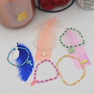  Brățari handmade vesele și personalizate, realizate din mărgele mici colorate și accesorii decorative cu litere. - bijuterii - brățări - brățări din mărgele - Artynos.ro