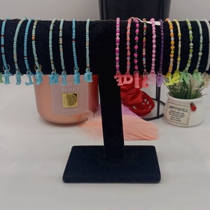  Brățari handmade vesele și personalizate, realizate din mărgele mici colorate și accesorii decorative cu litere. - bijuterii - brățări - brățări din mărgele - Artynos.ro
