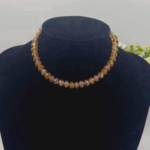 Un colier elegant și delicat, realizat din mărgele fațetate din sticlă în nuanțe calde de auriu-miere - bijuterii - coliere - coliere din mărgele - Artynos.ro