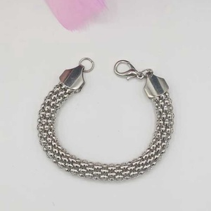 O brățară metalică elegantă, realizată din mărgele metalice împletite într-un design compact. - bijuterii - brățări - brățări împletite - Artynos.ro