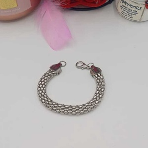 O brățară metalică elegantă, realizată din mărgele metalice împletite într-un design compact. - bijuterii - brățări - brățări împletite - Artynos.ro