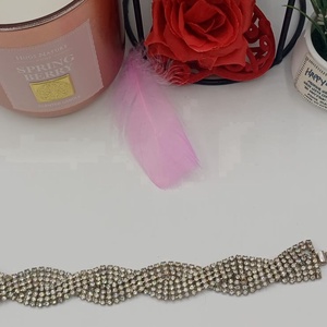 Brățară statement cu strasuri, realizată din multiple rânduri pietre de cristale - bijuterii - brățări - brățări din pietre semiprețioase - Artynos.ro