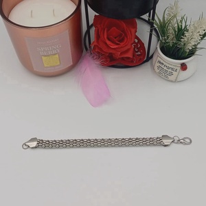 O brățară metalică elegantă, realizată din mărgele metalice împletite într-un design compact. - bijuterii - brățări - brățări împletite - Artynos.ro