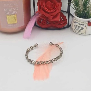 Brățară rigidă tip cuff, realizată din metal argintiu, cu design împletit din zale rotunde - bijuterii - brățări - brățări împletite - Artynos.ro