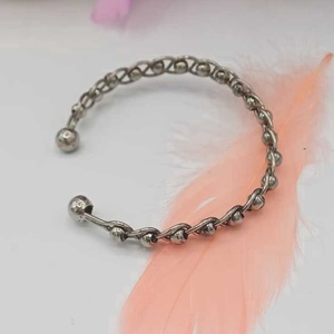 Brățară rigidă tip cuff, realizată din metal argintiu, cu design împletit din zale rotunde - bijuterii - brățări - brățări împletite - Artynos.ro