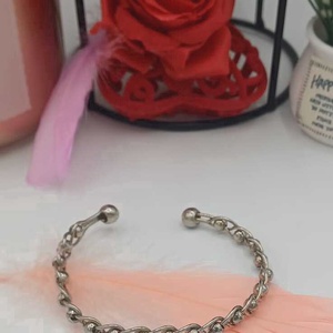 Bratara rigida tip cuff, realizata din metal argintiu, cu design impletit din zale rotunde, Bijuterii, Bratari, Bratari impletite, Confectionarea bijuteriilor, ARTYNOS