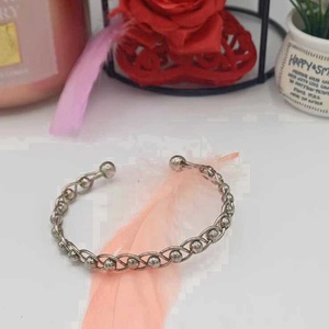 Brățară rigidă tip cuff, realizată din metal argintiu, cu design împletit din zale rotunde - bijuterii - brățări - brățări împletite - Artynos.ro