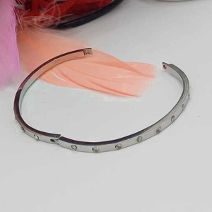 Bratara tip cuff, cu design minimalist si modern, realizata din metal argintiu, Bijuterii, Bratari, Bratari din pietre semipretioase, Confectionarea bijuteriilor, ARTYNOS