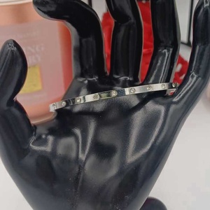 Brățară tip cuff, cu design minimalist și modern, realizată din metal argintiu - bijuterii - brățări - brățări din pietre semiprețioase - Artynos.ro