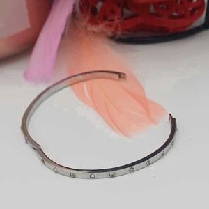 Brățară tip cuff, cu design minimalist și modern, realizată din metal argintiu - bijuterii - brățări - brățări din pietre semiprețioase - Artynos.ro