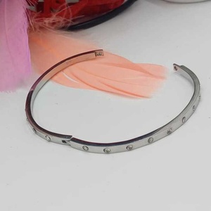 Brățară tip cuff, cu design minimalist și modern, realizată din metal argintiu - bijuterii - brățări - brățări din pietre semiprețioase - Artynos.ro