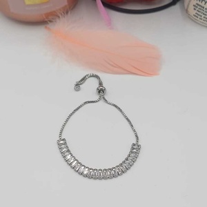 Brățară fină și elegantă, realizată din lanț metalic argintiu cu sistem reglabil tip glisant (slider). - bijuterii - brățări - brățări din pietre semiprețioase - Artynos.ro