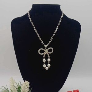 Colier elegant, cu un design feminin si rafinat, realizat din lant metalic argintiu, cu zale fine. , Bijuterii, Coliere, Coliere cu pandative, Confectionarea bijuteriilor, ARTYNOS