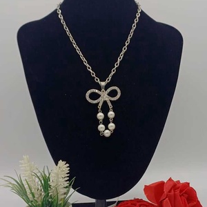 Colier elegant, cu un design feminin și rafinat, realizat din lanț metalic argintiu, cu zale fine.  - bijuterii - coliere - coliere cu pandative - Artynos.ro