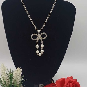 Colier elegant, cu un design feminin și rafinat, realizat din lanț metalic argintiu, cu zale fine.  - bijuterii - coliere - coliere cu pandative - Artynos.ro