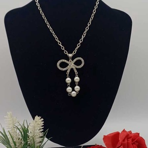 Colier elegant, cu un design feminin și rafinat, realizat din lanț metalic argintiu, cu zale fine.  - bijuterii - coliere - coliere cu pandative - Artynos.ro