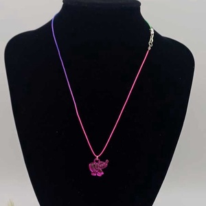 Colier delicat și jucăuș, realizat cu șnur subțire în nuanțe vibrante de roz și mov, c uelefant roz  fucsia. - bijuterii - coliere - coliere din mărgele - Artynos.ro