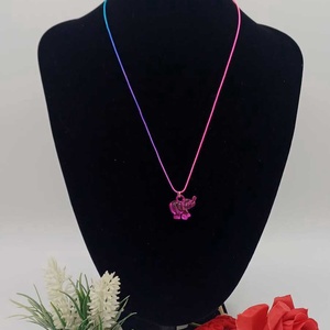 Colier delicat și jucăuș, realizat cu șnur subțire în nuanțe vibrante de roz și mov, c uelefant roz  fucsia. - bijuterii - coliere - coliere din mărgele - Artynos.ro