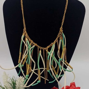 Colier statement, cu design modern si expresiv, realizat pe baza de lant metalic auriu, Bijuterii, Coliere, Coliere cu multiple siruri, Confectionarea bijuteriilor, ARTYNOS