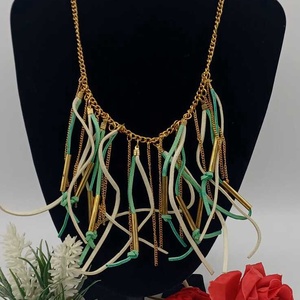 Colier statement, cu design modern și expresiv, realizat pe bază de lanț metalic auriu - bijuterii - coliere - coliere cu multiple șiruri - Artynos.ro