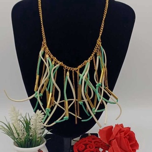 Colier statement, cu design modern și expresiv, realizat pe bază de lanț metalic auriu - bijuterii - coliere - coliere cu multiple șiruri - Artynos.ro