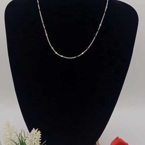 Colier delicat, minimalist, realizat din lanț metalic subțire, cu elemente decorative mici,  -  - Artynos.ro