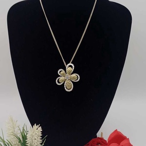 Colier delicat, minimalist, realizat din lant metalic subtire, cu floare decorata., Bijuterii, Coliere, Coliere cu pandative, Confectionarea bijuteriilor, ARTYNOS