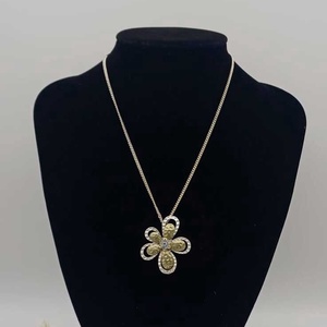 Colier delicat, minimalist, realizat din lanț metalic subțire, cu floare decorata. - bijuterii - coliere - coliere cu pandative - Artynos.ro