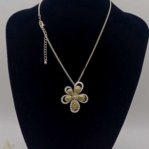 Colier delicat, minimalist, realizat din lanț metalic subțire, cu floare decorata. - bijuterii - coliere - coliere cu pandative - Artynos.ro