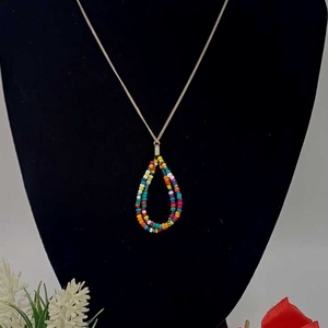 Colier plin de culoare, realizat din lanț metalic subțire, accesorizat cu un pandantiv  - bijuterii - coliere - coliere din mărgele - Artynos.ro