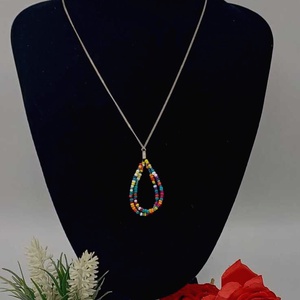 Colier plin de culoare, realizat din lanț metalic subțire, accesorizat cu un pandantiv  - bijuterii - coliere - coliere din mărgele - Artynos.ro