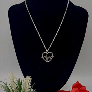 Colier modern si plin de semnificatie, realizat din lant metalic fin, accesorizat , Bijuterii, Coliere, Coliere cu pandative, Confectionarea bijuteriilor, ARTYNOS