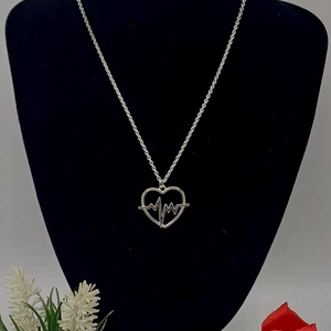 Colier modern și plin de semnificație, realizat din lanț metalic fin, accesorizat  - bijuterii - coliere - coliere cu pandative - Artynos.ro