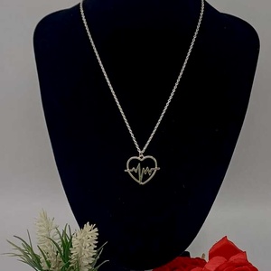 Colier modern și plin de semnificație, realizat din lanț metalic fin, accesorizat  - bijuterii - coliere - coliere cu pandative - Artynos.ro