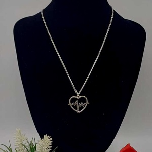 Colier modern și plin de semnificație, realizat din lanț metalic fin, accesorizat  - bijuterii - coliere - coliere cu pandative - Artynos.ro