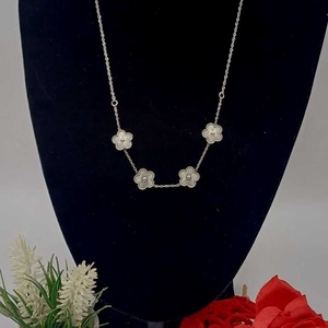  colier elegant si feminin, realizat din lant metalic fin, culoare argintie, decorat cu elemente florale., Bijuterii, Coliere, Coliere cu pandative, Confectionarea bijuteriilor, ARTYNOS