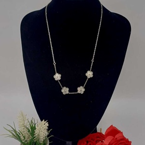  colier elegant și feminin, realizat din lanț metalic fin, culoare argintie, decorat cu elemente florale. - bijuterii - coliere - coliere cu pandative - Artynos.ro