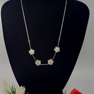  colier elegant și feminin, realizat din lanț metalic fin, culoare argintie, decorat cu elemente florale. - bijuterii - coliere - coliere cu pandative - Artynos.ro