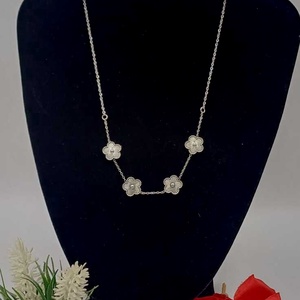  colier elegant și feminin, realizat din lanț metalic fin, culoare argintie, decorat cu elemente florale. - bijuterii - coliere - coliere cu pandative - Artynos.ro