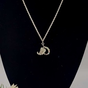 Colier elegant si plin de simbol, realizat din lant metalic fin, argintiu, Bijuterii, Coliere, Coliere din pietre semipretioase, Confectionarea bijuteriilor, Un colier elegant si plin de simbol, realizat din lant metalic fin, argintiu, care sustine un panda..., ARTYNOS