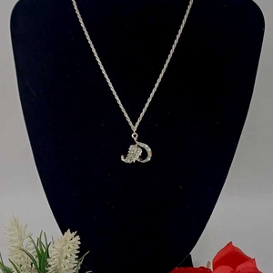 Colier elegant și plin de simbol, realizat din lanț metalic fin, argintiu - bijuterii - coliere - coliere din pietre semiprețioase - Artynos.ro