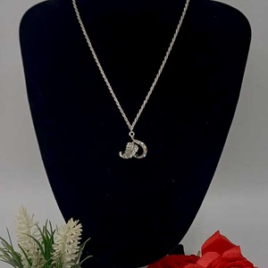 Colier elegant și plin de simbol, realizat din lanț metalic fin, argintiu - bijuterii - coliere - coliere din pietre semiprețioase - Artynos.ro