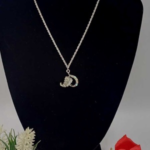 Colier elegant și plin de simbol, realizat din lanț metalic fin, argintiu - bijuterii - coliere - coliere din pietre semiprețioase - Artynos.ro