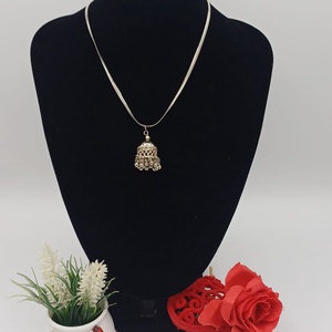 Colier din metal cu pandantiv  clopoțel decorativ. - bijuterii - coliere - coliere cu pandative - Artynos.ro