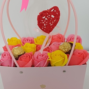 Geanta mare cu trandafiri din sapun. - casă & stil de viață - decorațiuni de casă - accesorii florale - buchete de flori - Artynos.ro