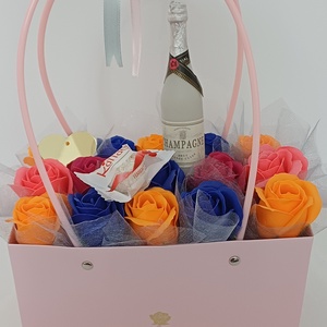 Geanta mare cu trandafiri ,Rafaello si Sampanie - casă & stil de viață - decorațiuni de casă - accesorii florale - buchete de flori - Artynos.ro