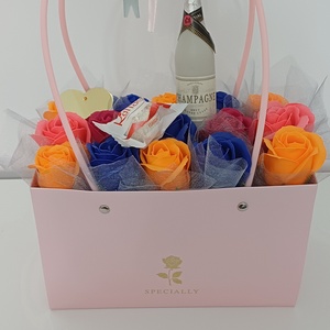 Geanta mare cu trandafiri ,Rafaello si Sampanie - casă & stil de viață - decorațiuni de casă - accesorii florale - buchete de flori - Artynos.ro