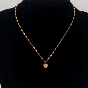 Colier cu pandativ placat cu aur de 18K ,pandantivul cu piatra roz ,zirconiu sintetic. - bijuterii - coliere - coliere din aur - Artynos.ro